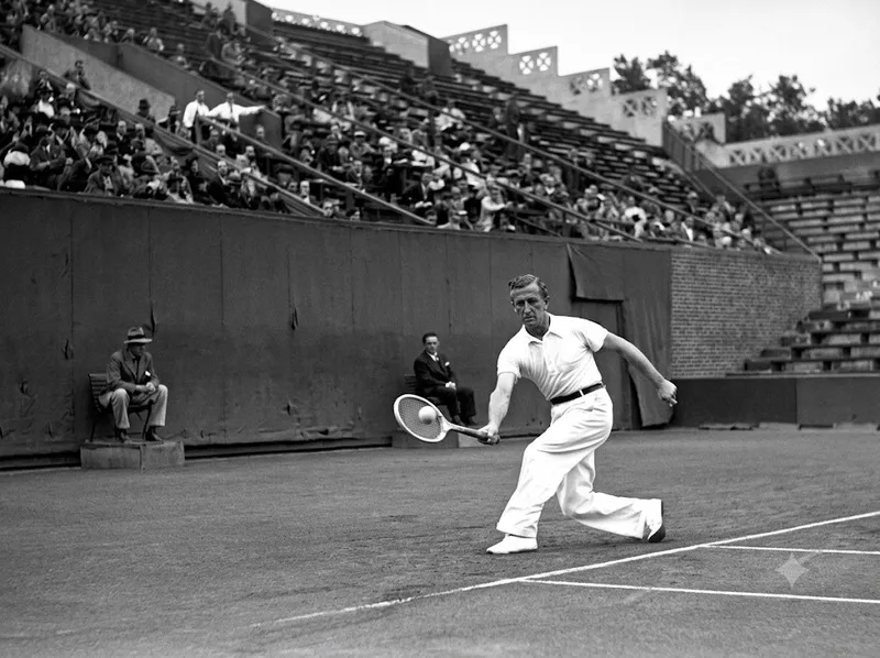 Roland-Garros là Grand Slam sân đất nện duy nhất, có lịch sử lâu đời và gắn liền với Paris từ năm 1928.