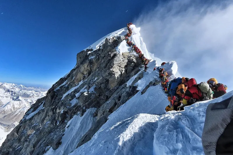 Hành trình leo núi Everest chủ yếu tiếp cận từ Nepal ở phía nam hoặc Tây Tạng ở phía bắc.