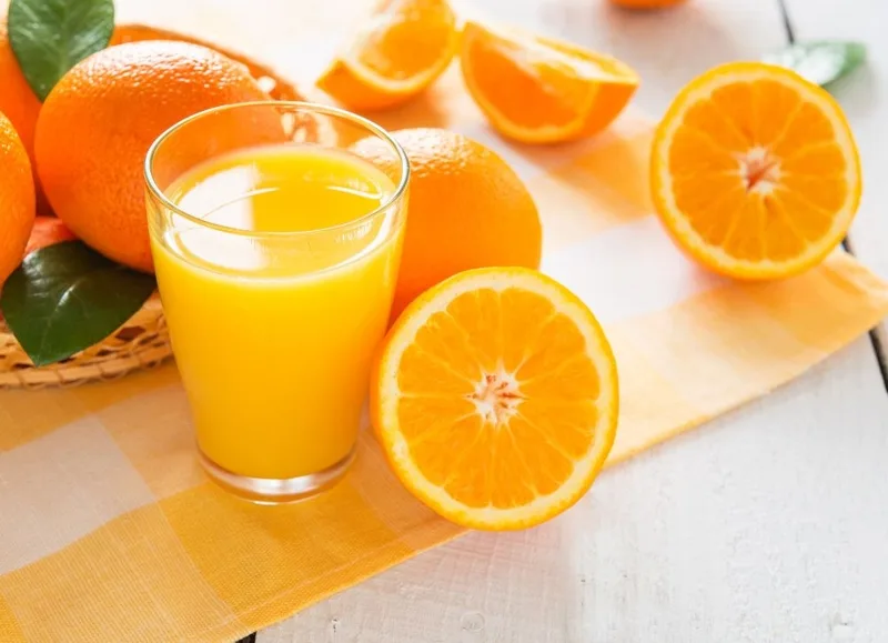 Thưởng thức nước cam vắt nguyên chất giúp kiểm soát lượng đường và calo hiệu quả.