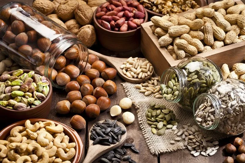 Hạt bí và hạt điều là lựa chọn tuyệt vời để bổ sung kẽm cho người ăn thuần chay.