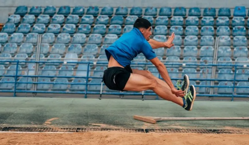 Cuộc cạnh tranh đỉnh cao giữa Mike Powell và huyền thoại Carl Lewis.