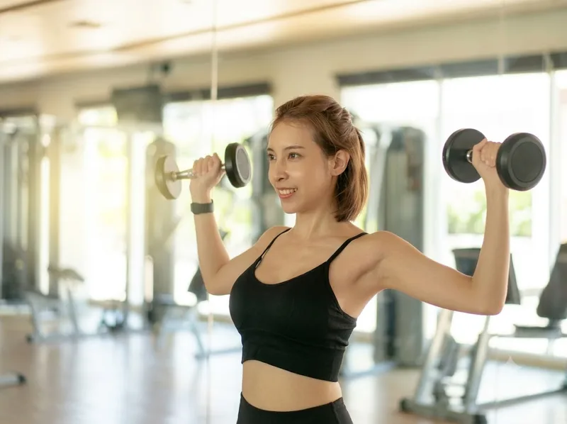 Dumbbell Front Raise chủ yếu tác động vào cơ vai trước, hỗ trợ tăng sức mạnh khi thực hiện các chuyển động đưa tay về phía trước.