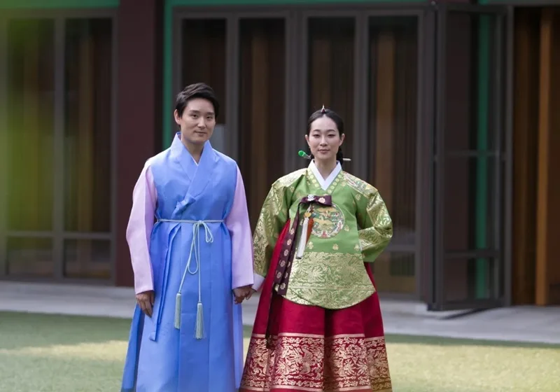 Trải nghiệm thuê Hanbok chụp ảnh tại các cung điện Seoul là hoạt động du lịch được yêu thích.