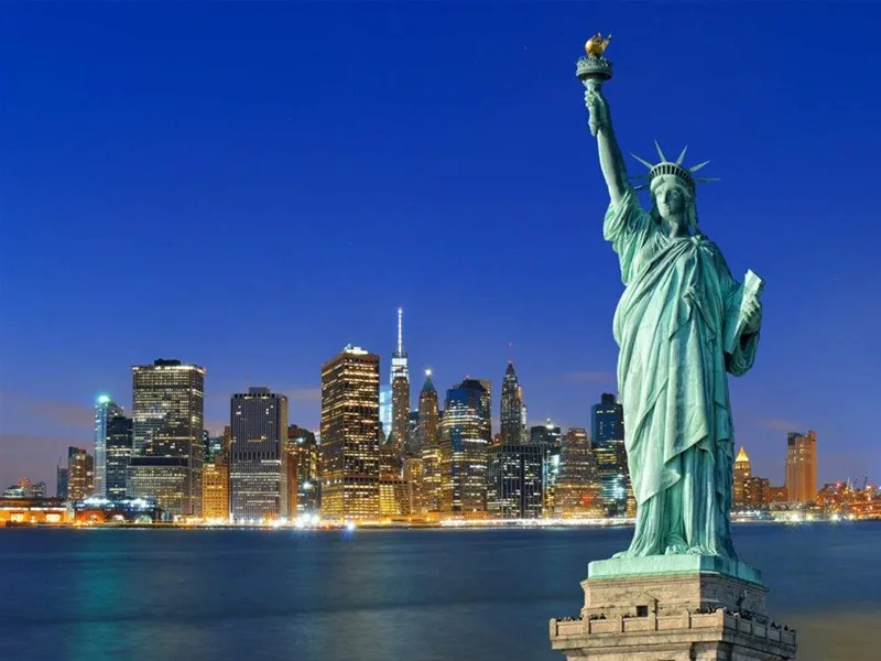 Tượng Nữ thần Tự do tọa lạc trên đảo Liberty Island giữa cảng New York.