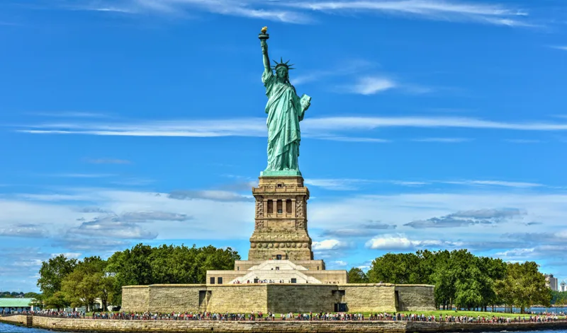 Du khách di chuyển bằng phà từ Battery Park để đến đảo Liberty Island.