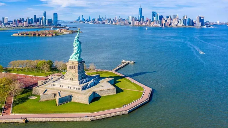 Ngắm nhìn đường chân trời Manhattan rực rỡ từ bệ Tượng Nữ thần Tự do.